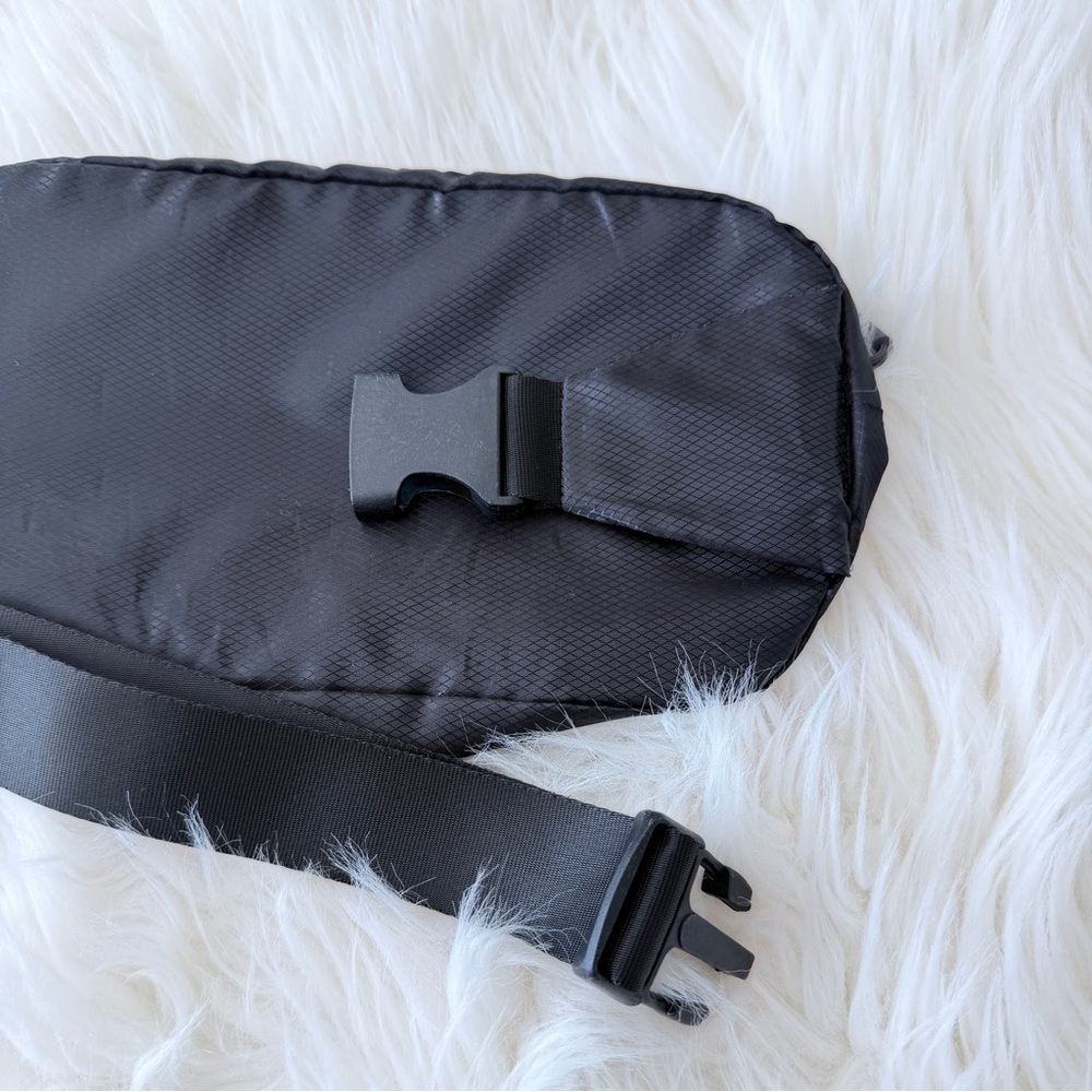 Travelon Black World Travel Essential s Convertible Sling/Waist Pack - Picture 6 of 8